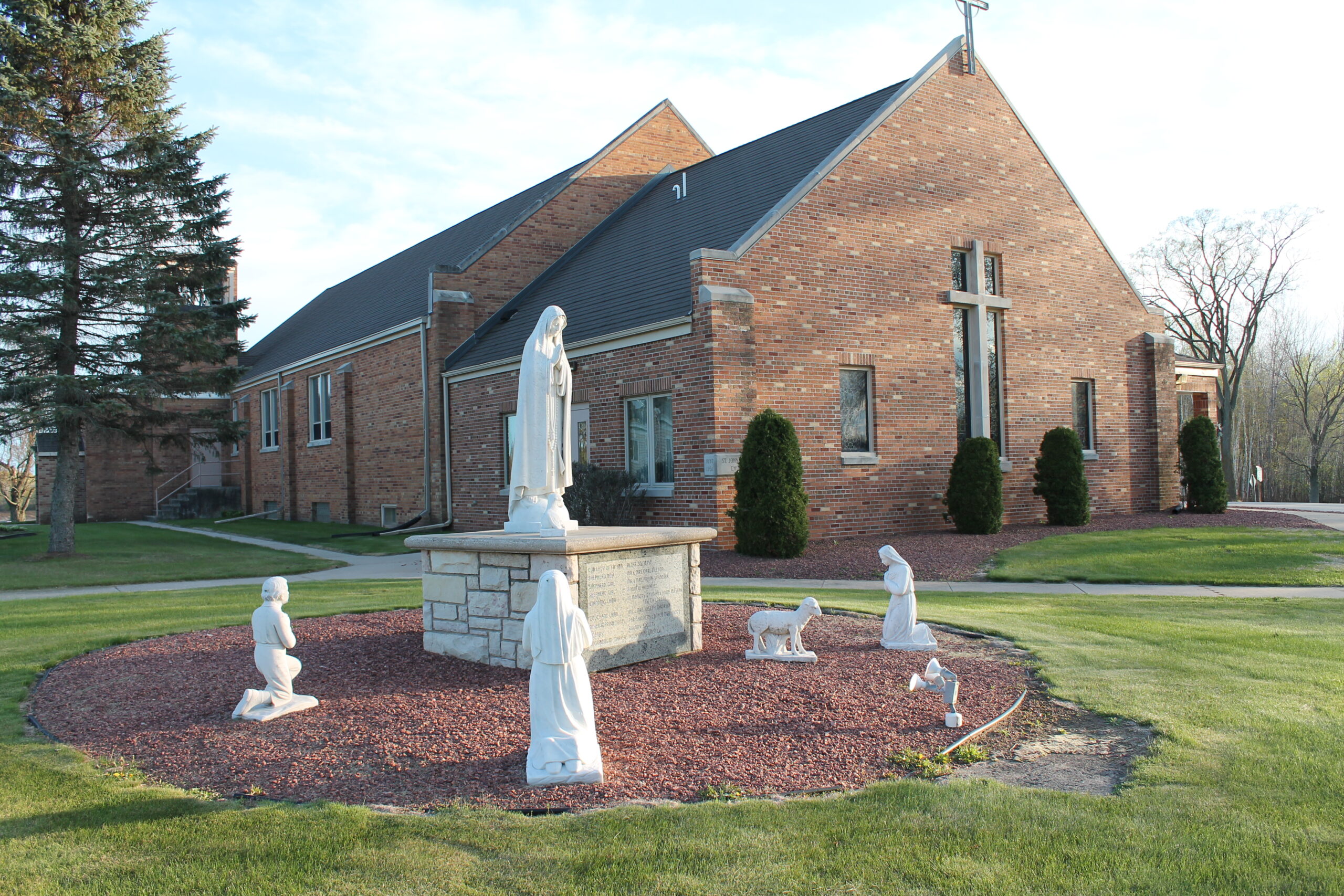 A statue garden for Mary